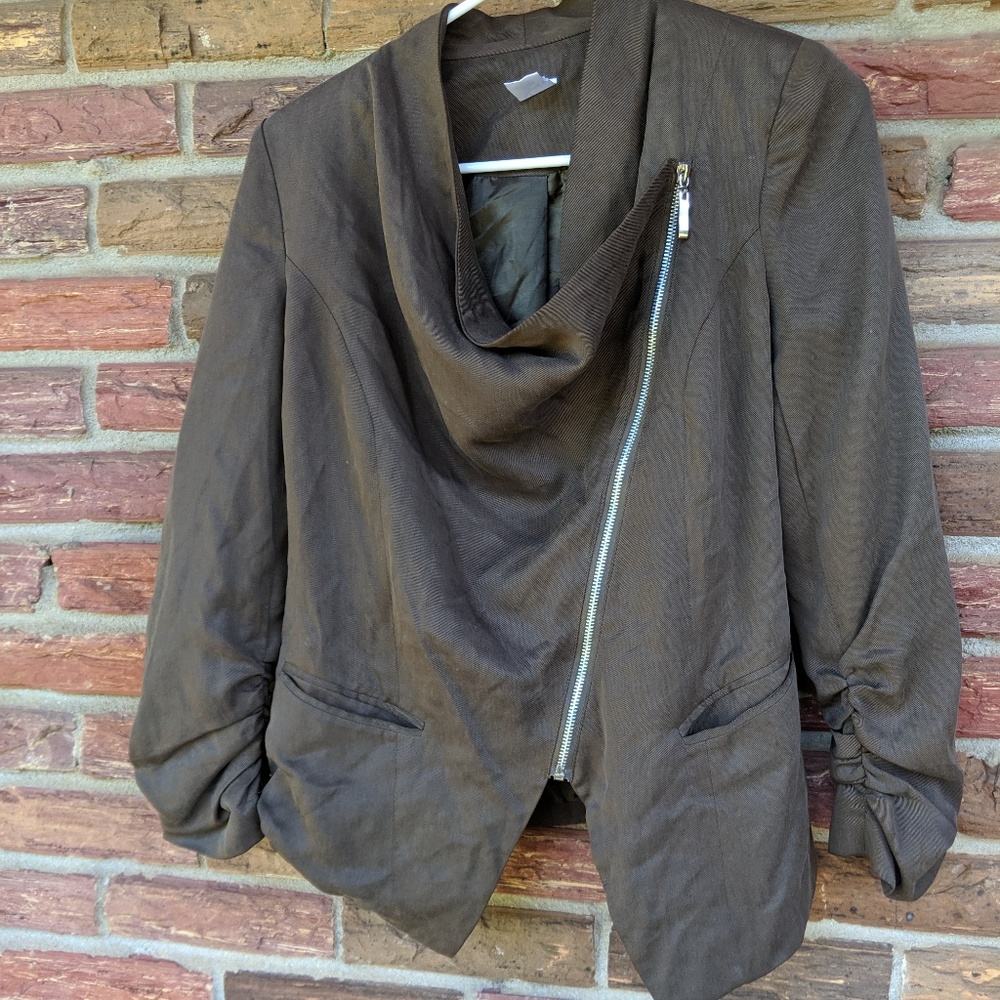 Super cute 3/4 sleeve light weight C. Luce blazer